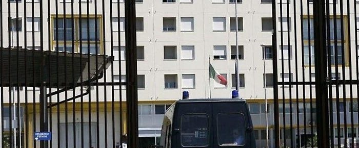 Augusta, detenuto getta urina sugli agenti e li aggredisce