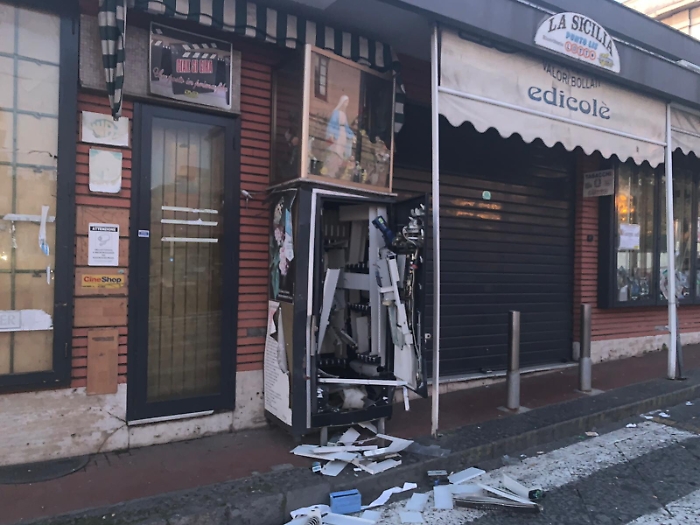 Giarre, due ordigni nella notte per depredare un erogatore di tabacchi