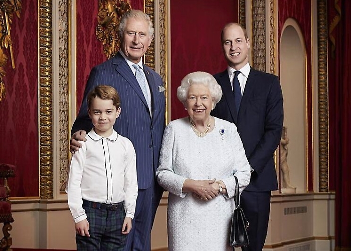 Royal Family, la regina e i suoi eredi nella foto-ritratto di inizio decennio