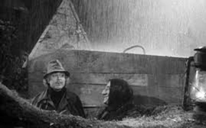 Le celeberrima scena del film Frankestein Juior con la caccia al cadevere al cimitero