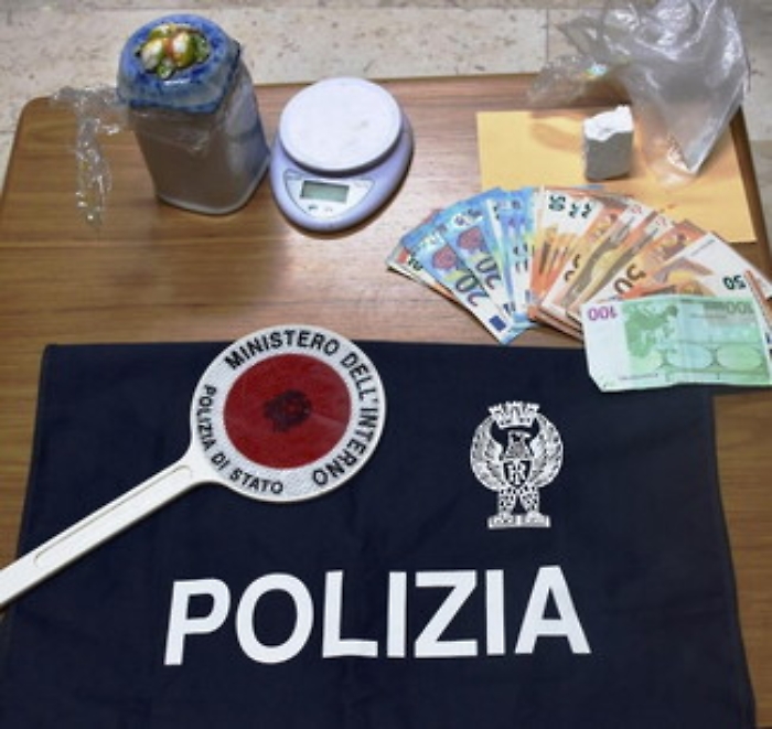 Niscemi: aveva in casa cocaina e bilancio
arrestato dalla Ps un quarantunenne