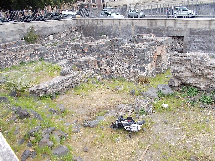Catania, un motorino smantellato dentro le Terme Romane