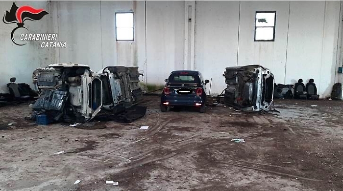 Paternò, auto rubate in un deposito da restituire con il "cavallo di ritorno"