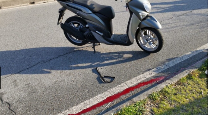 Messina, travolta da uno scooter mentre attraversa rischia amputazione