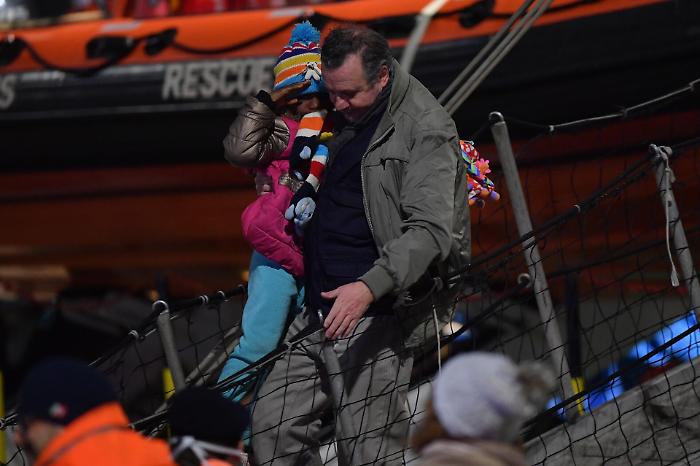 Migranti, Open Arms ha sbarcato a Messina i 122 salvati nel Canale di Sicilia