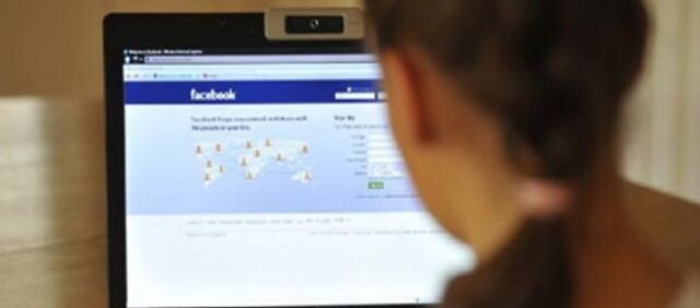 Adescava bambine su Facebook, arrestato  tecnico informatico palermitano