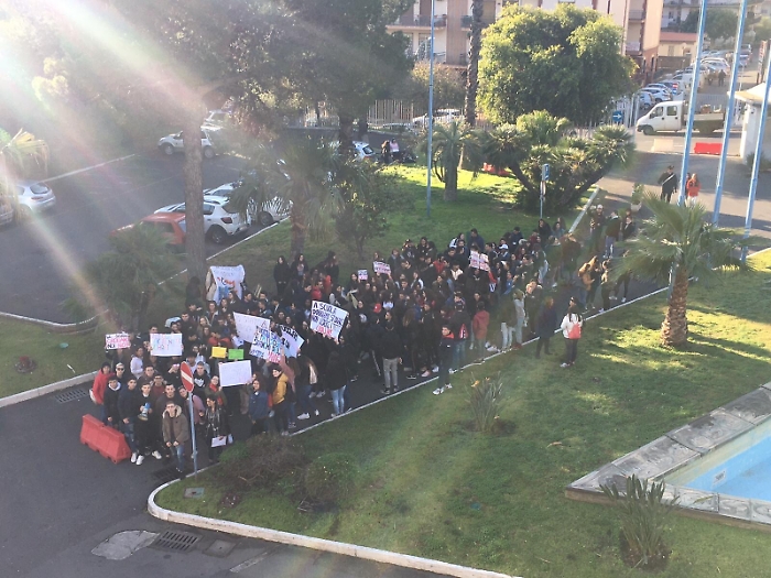 S. G. La Punta, studenti del Maiorana protestano: "Lezioni nei laboratori"