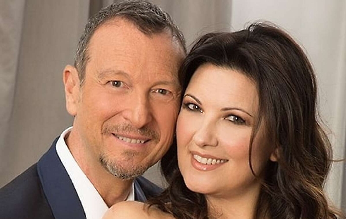 Amadeus e frasi sessiste, la moglie Giovanna scende in campo