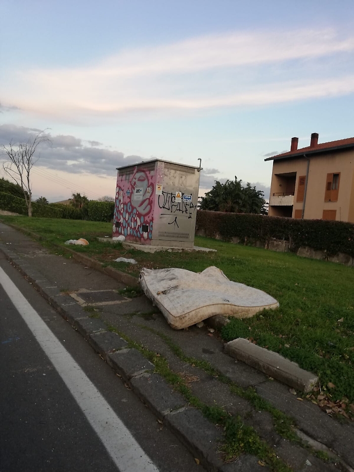 Catania, Cannizzaro: materasso abbandonato da 15 giorni