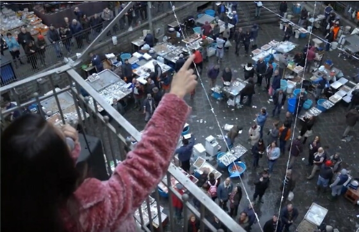 Il canto in gallo italico di Eleonora Bordonaro tra i venditori da "A Piscaria"