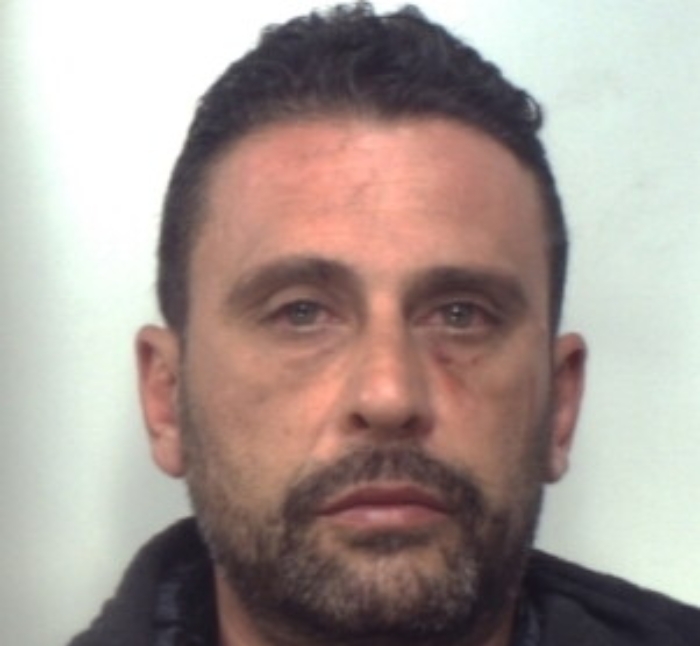 Palagonia, accoltella vicino di casa e tenta di arrotarlo: arrestato