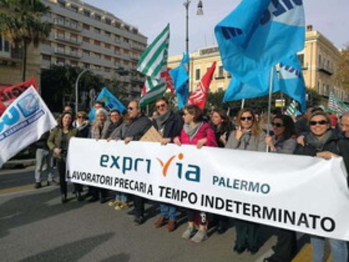 Palermo, lavoratori dei call center scendono in strada