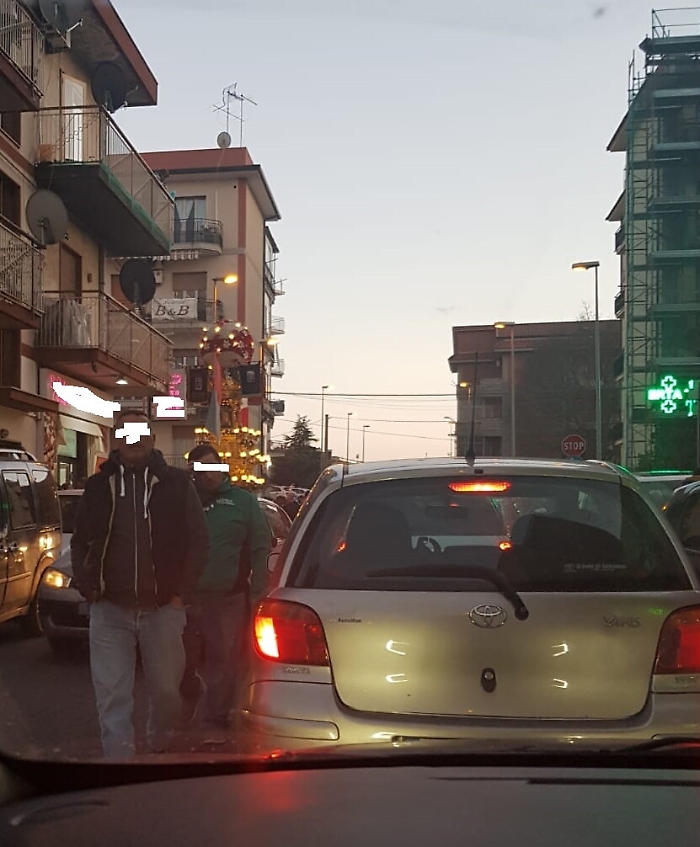 Gravina di Catania: candelora davanti al panificio, traffico in tilt