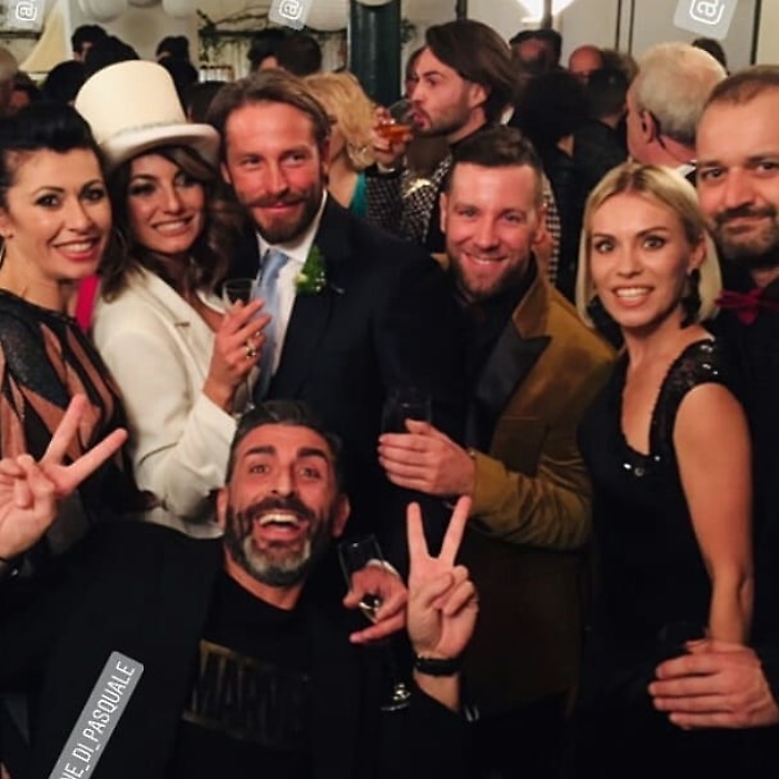 Samantha Togni sposa con cappello a cilindro