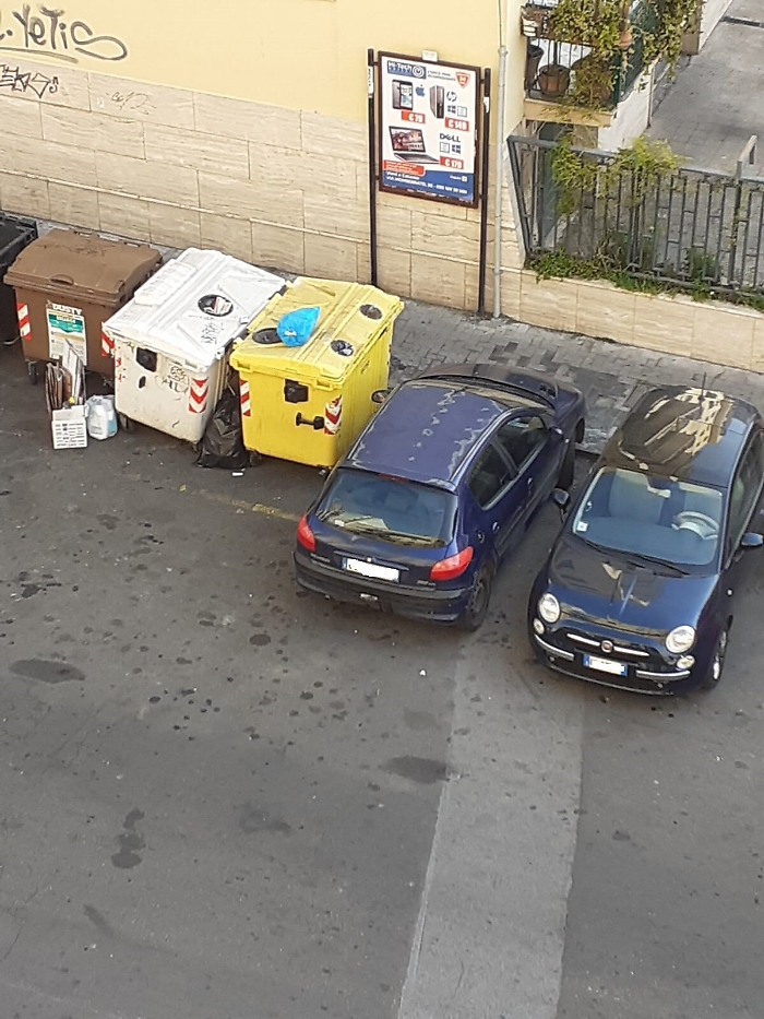 Catania via Lavaggi: impossibile accedere ai cassonetti