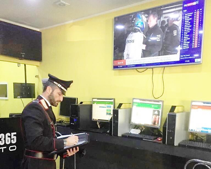 Trasmettevano Sky illegalmente nei loro locali a Catania: 5 denunciati