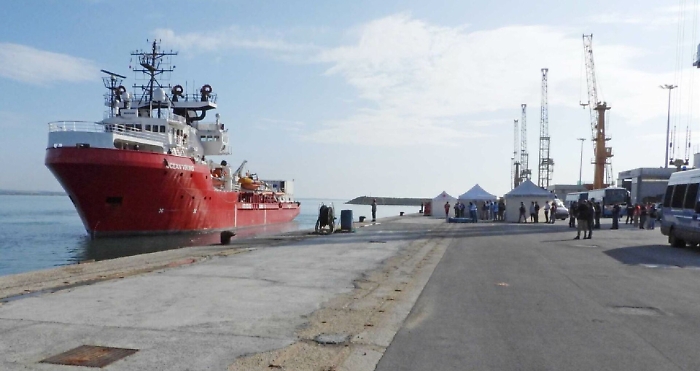 La Ocean Viking a Pozzallo: migranti in quarantena, equipaggio in isolamento