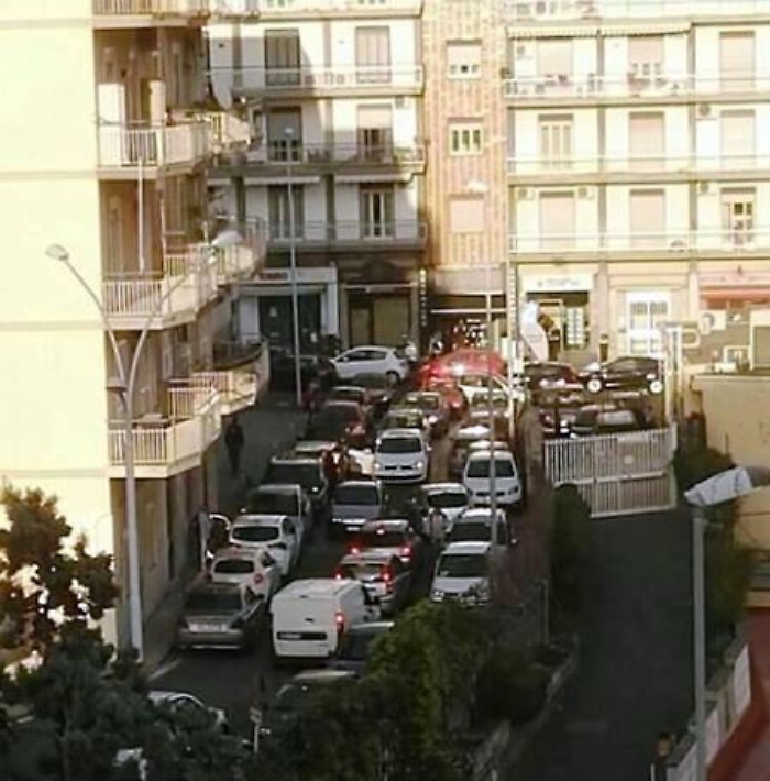 Catania, Via Novara: parcheggio selvaggio e caos viabilità