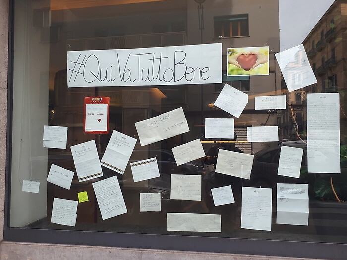 Coronavirus, turisti "reclusi" in hotel a Palermo commossi da coccole staff