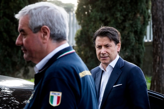 Coronavirus: verso lo stop per un mese a tutte le manifestazioni, anziani a casa e distanza di sicurezza per tutti