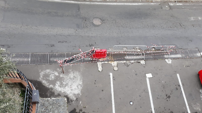 Catania: caditoia pericolosa transennata da oltre un mese