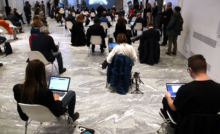 Contatti sociali ridotti al minimo, così il coronavirus cambia gli stili di vita degli italiani