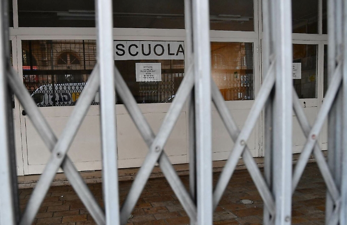 Paternò, il sindaco sfida l'assessore regionale e chiude di nuovo le scuole