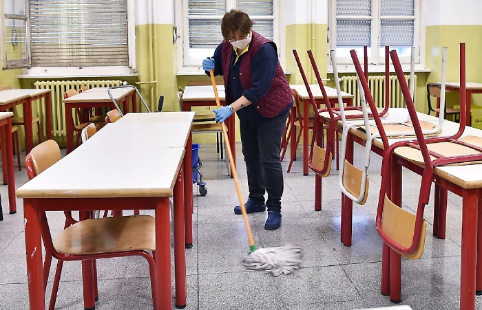 Scuole chiuse, allo studio voucher alle famiglie per baby-sitter e congedi parentali