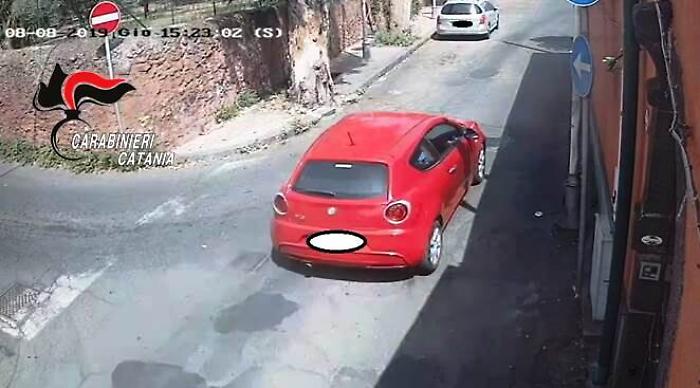 Belpasso, compra una macchina e per pagarla compie una rapina