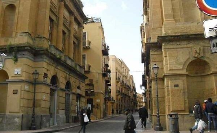 Graffi e rigature sulla carrozzeria, danneggiate una ventina di auto