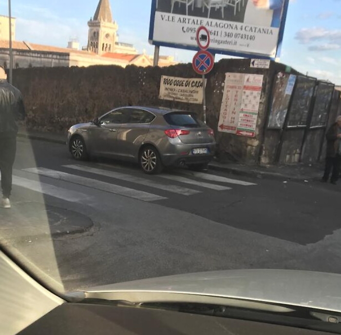 Catania: auto in divieto di sosta, traffico in tilt