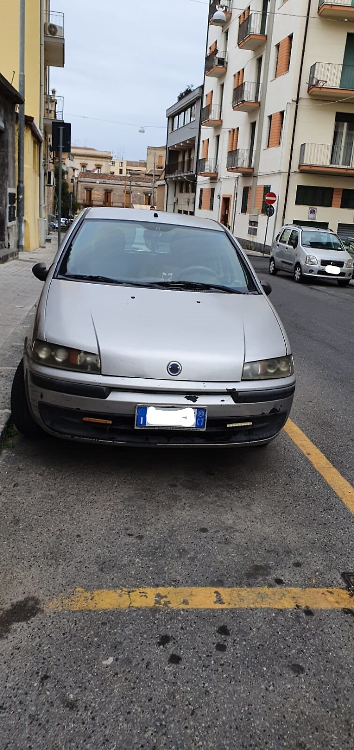 Catania: l' incivile che occupa il posto auto disabile