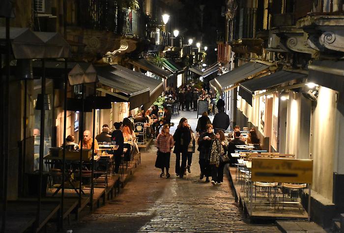 Pub ancora affollati in Sicilia, ma il decreto li sospende in tutta Italia