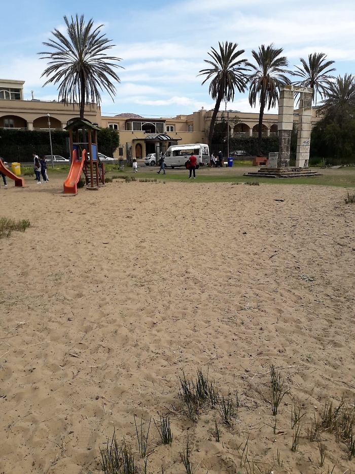 Boschetto di Catania: furgoncino in retromarcia dentro l'area giochi