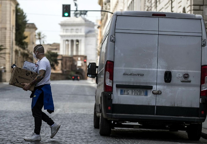 Coronavirus, nel decreto "cura Italia" aiuti per medici, famiglie e imprese in vista di una lunga battaglia