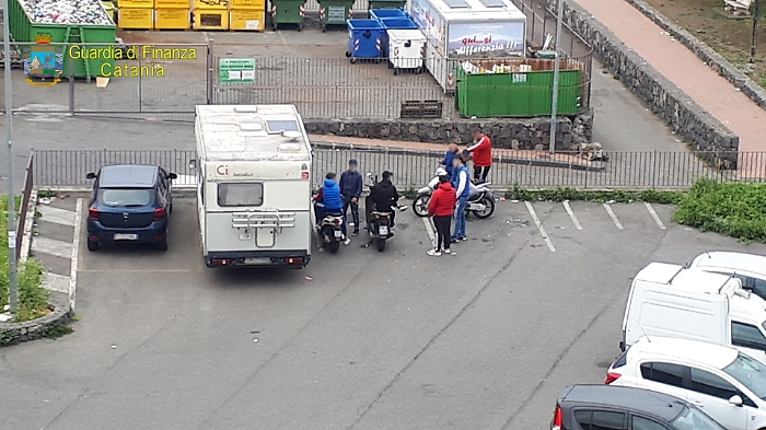 Aci Catena, denunciati 8 giovani che si erano ritrovati in un parcheggio