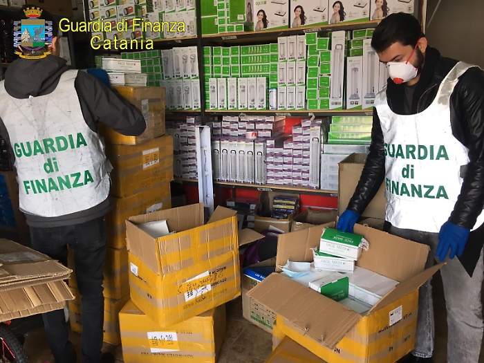 Mascherine, ormai c'è un “traffico”: maxisequestro della Gdf a Catania
