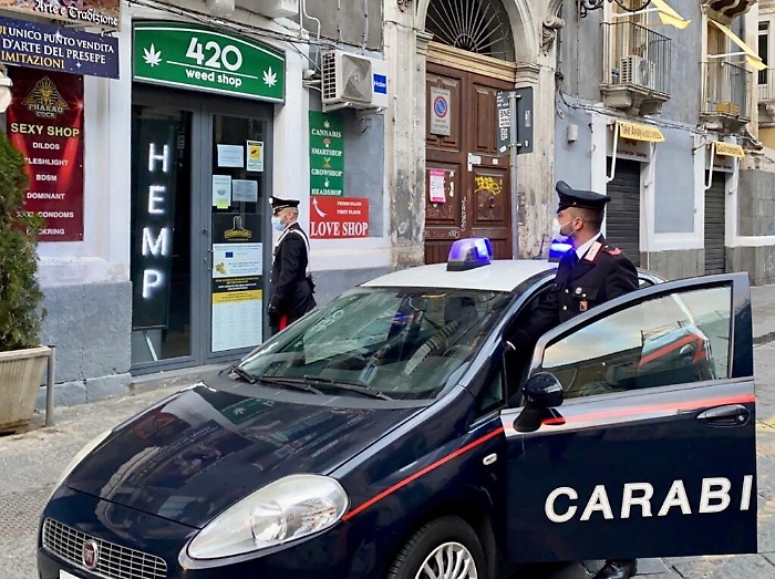 A Catania denunciati clienti e titolare di un "cannabis light shop" aperto
