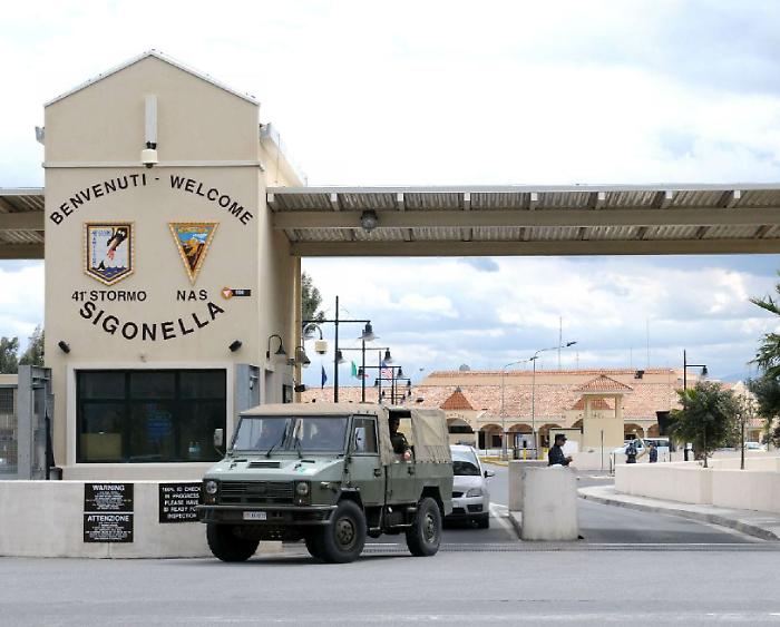 Positivi al virus due militari di Sigonella: «Qui c'è il rischio di un focolaio»