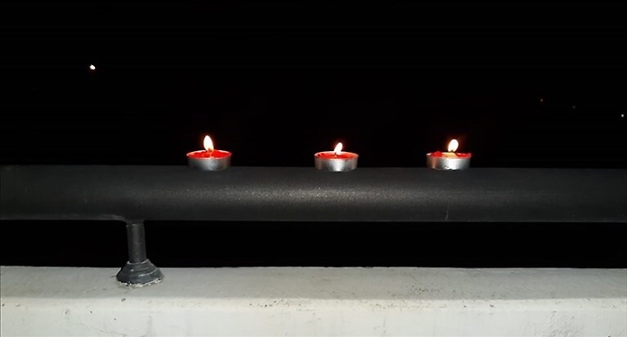 Coronavirus, accendono le candele per il Rosario ma scoppia un incendio