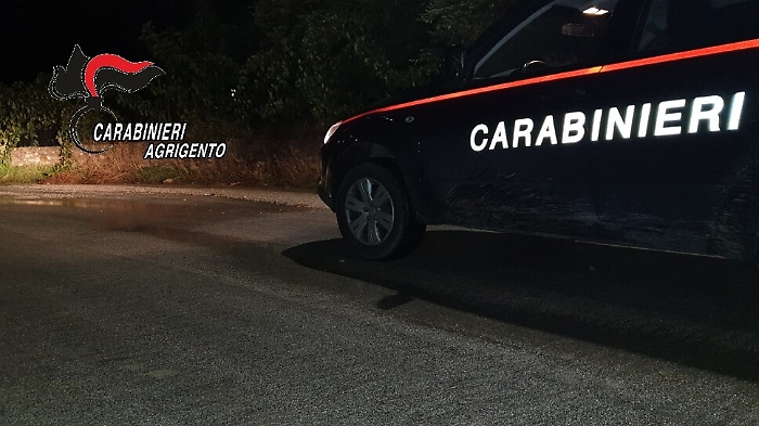 Realmonte, ruba un'auto s cerca di forzare posto di blocco