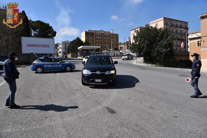 Coronavirus, esce di casa per andare dalla fidanzata e la macchina prende fuoco: denunciato