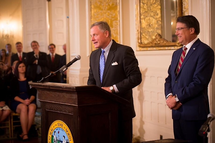 Coronavirus, il senatore Usa rassicurava tutti ma intanto ha venduto le azioni a rischio