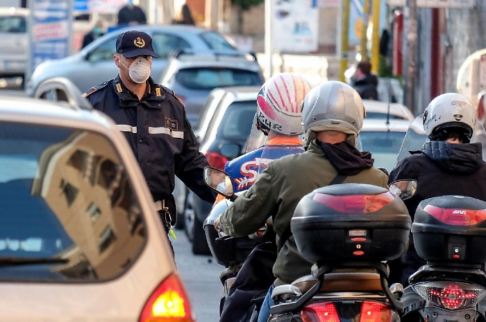 In Italia 627 morti in un giorno per il virus, il governo vara la nuova stretta: tutte le misure