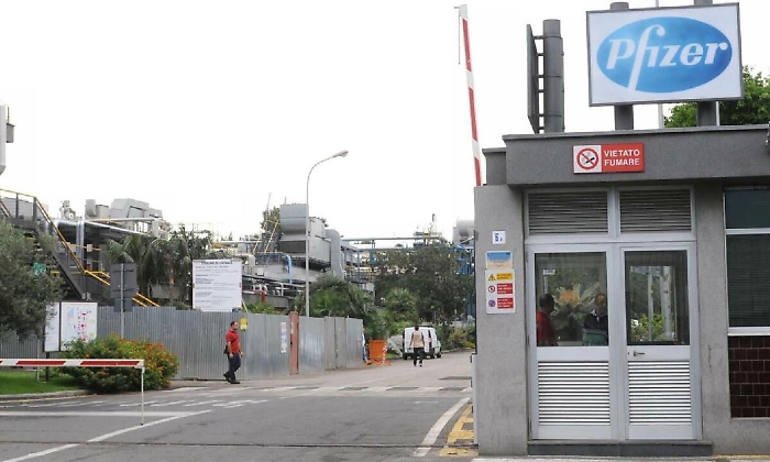 Coronavirus, secondo contagio alla Pfizer di Catania, i sindacati: «Fermate stabilimento»