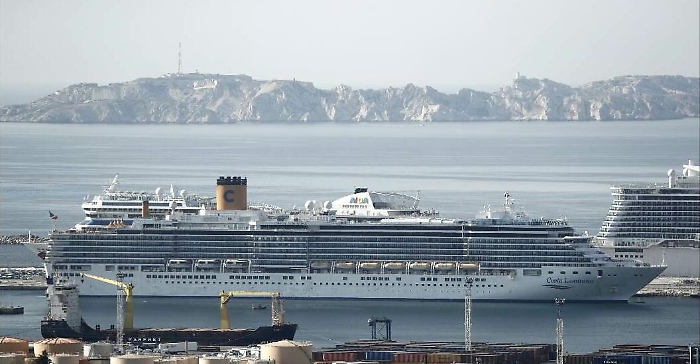 Genova, al via lo sbarco degli italiani dalla Costa Luminosa