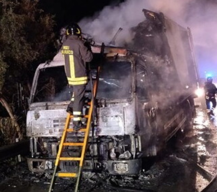 Messina, autista esce da tir in fiamme, lungo autostrada, appena in tempo