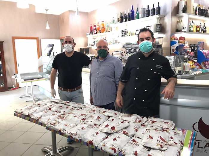 Coronavirus, colombe pasquali e dolciumi gratis alle famiglie povere empedocline