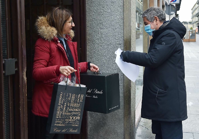 Stop consegne a domicilio in Sicilia, è polemica: Musumeci nel mirino
