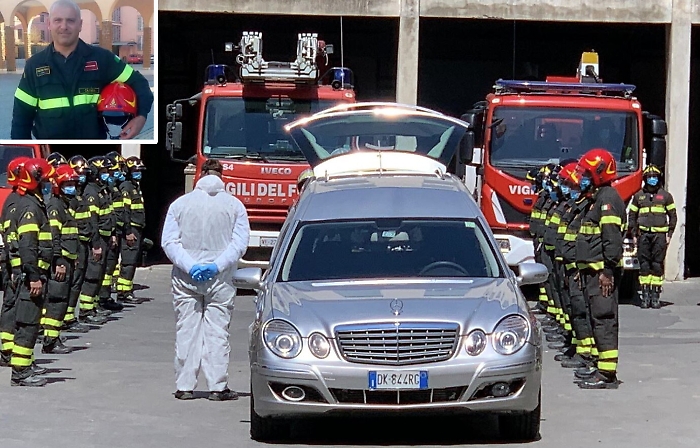 Il corteo funebre in caserma per Pippo Coco [foto Santi Zappal&agrave;]